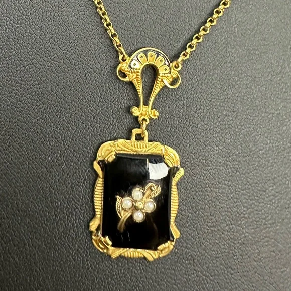 Elegant Vintage Victorian-Style Necklace with Faux Pearls - Picture 8 of 14